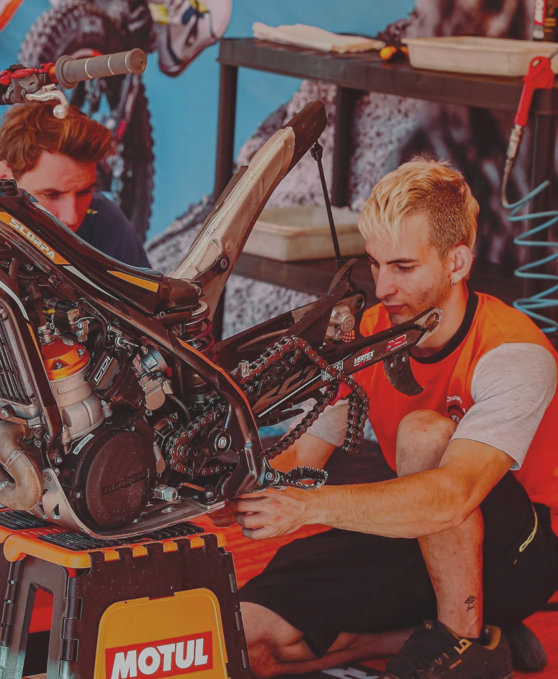 Fem el manteniment, reparació i preparació de la moto